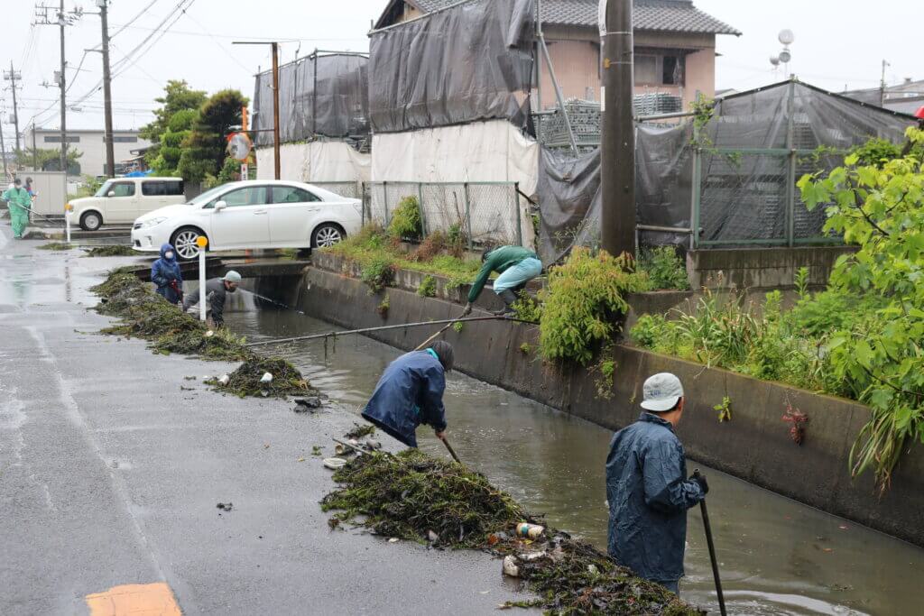 川の掃除中