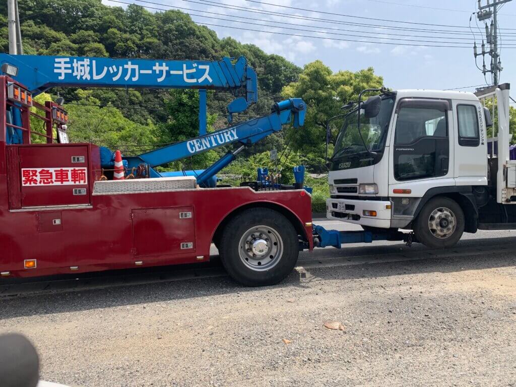 4t車レッカー移動中