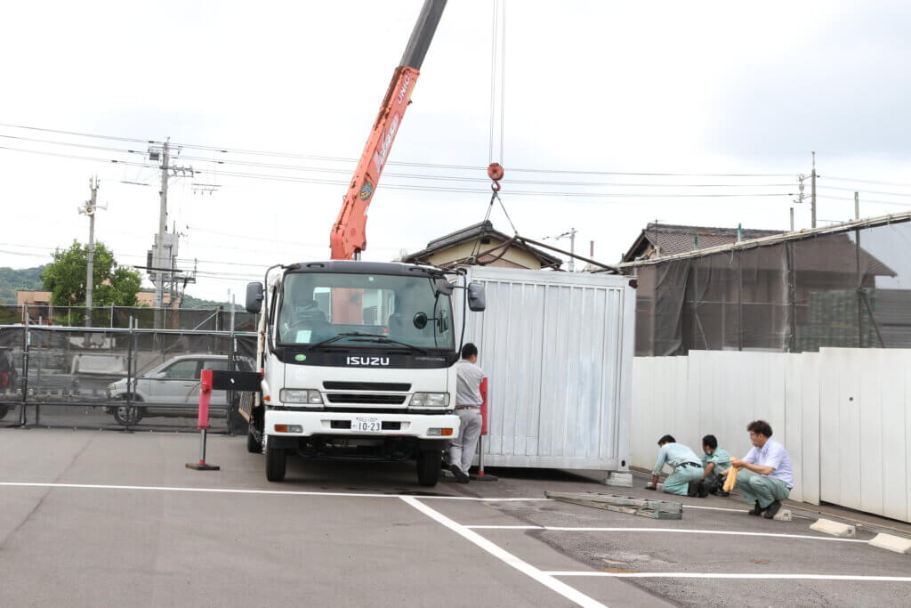 コンテナ設置中