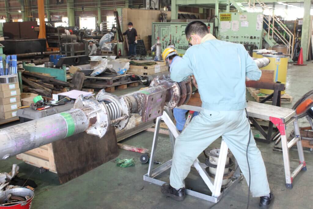 測定したデータに基づき加工中