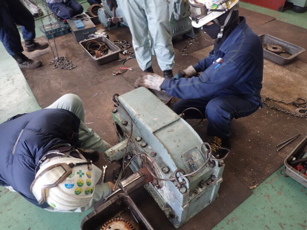 搬入され分解を開始