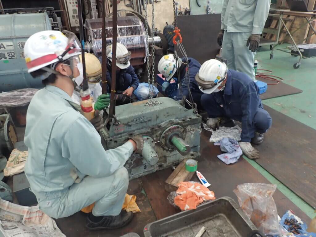 アメリカ製減速機組立中